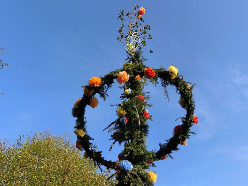 Maibaum aufstellen in Ostfriesland, Tradition und Bräuche