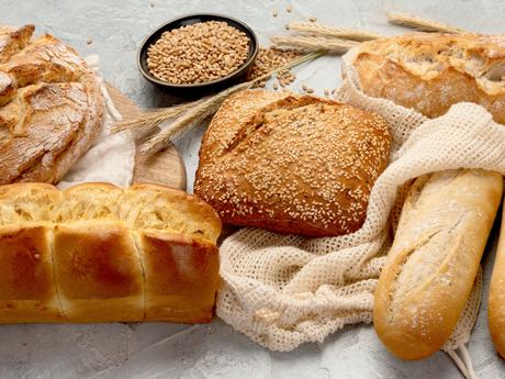 Brot- und Brötchenauswahl zum Frühstück beim Bäcker im Urlaub